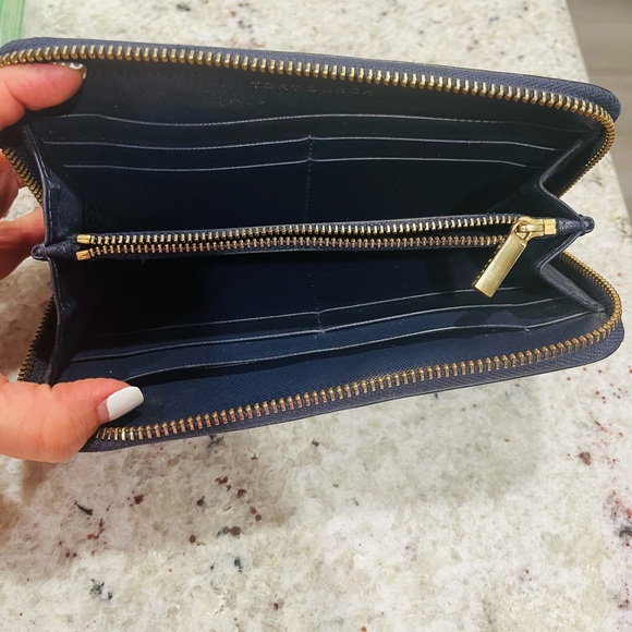 EUC Tory Burch Navy Quilted Wallet with Gold Emblem - Picture 7 of 8
